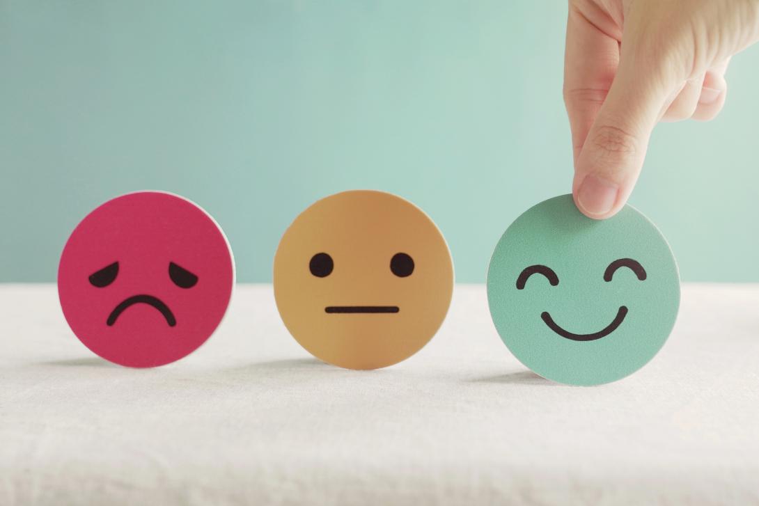 Red, orange and green faces to indicate positive and negative feedback